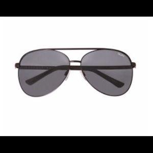 Quay Vivienne Sunglasses in Black